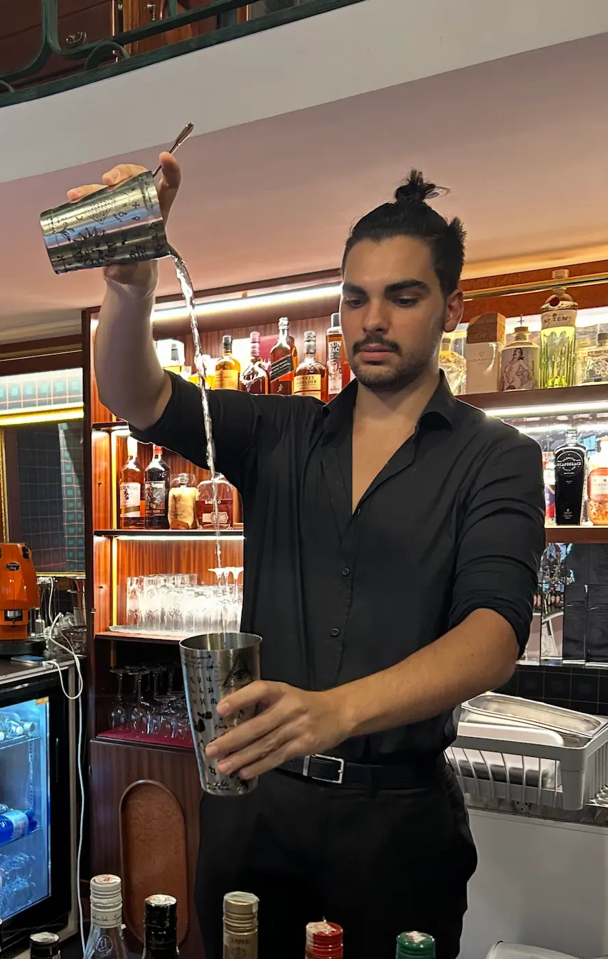 Alessandro Congedo, bartender e titolare del Gentleman a Lecce, mentre versa un cocktail dallo shaker
